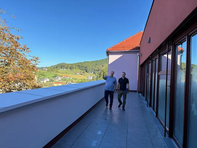 Neu sind Aula und Panoramaterrasse. Bürgermeister Karl Hermann und Gemeindetechniker Markus Pfeiler (v. l.) genießen den Ausblick. | Foto: MeinBezirk/Heimo Potzinger