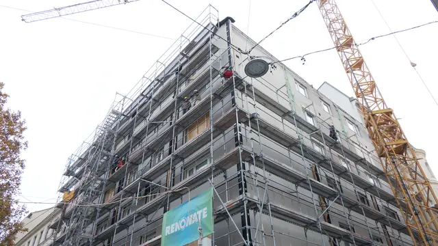 Die Module werden, während die Bewohnerinnen und Bewohner im Haus sind, an der Außenseite angebracht.  | Foto: Andreas Pölzl/MeinBezirk