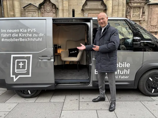 Toni Faber lädt zur Beichte in seinen mobilen Beichtstuhl ein. Der Kia PV5 bringt den Dompfarrer mit E-Antrieb vom Stephansplatz zum Nachmarkt, Museumsquartier und zur Hauptuniversität. | Foto: Mathias Kautzky/MeinBezirk