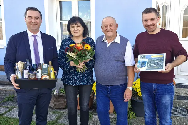 Daniel Fröschl (ÖVP), Elfriede und Josef Baumgartner sowie Ortsvorsteher Gerald Bernscherer (ÖVP). | Foto: Marktgemeinde Staatz
