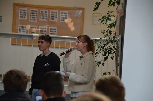 Moderatorin Gloria Göslbauer und Moderator Tobias Ochsenhofer führten mit Fragestellungen an die Absolventinnen und Absolventen durch den Tag des Gymnasiums.  | Foto: BORG Birkfeld