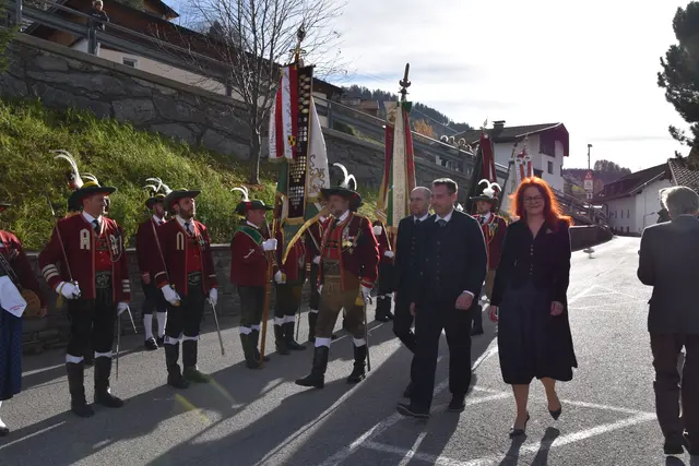 LR Cornelia Hagele, Schulverbandsobmann Bgm. Lukas Peer, Matreis Bgm. Patrick Geir und Bataillonskommandant Paul Hauser beim Abschreiten der Front. | Foto: Kainz