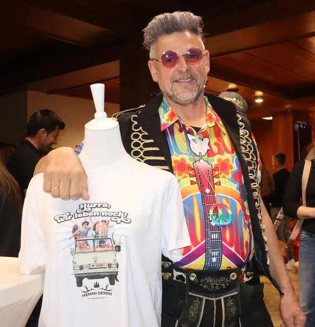 Hermann Gritsch alias „Hemmi“ rockte mit buntem Lederhosenkostüm die Bühne.  | Foto: Tatschl