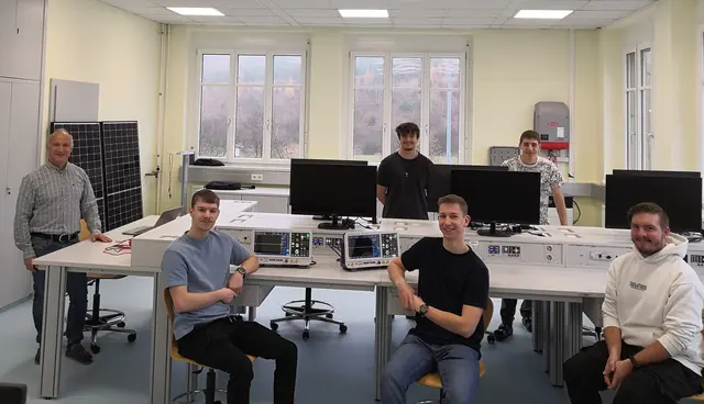 Ansbert Sturm, Konstantin Beck, Lukas Gary, Lukas Bauer, Pascal Oberbauer und Lukas Edinger (v.l.) im neuen Energy Lab | Foto: HTL Karlstein