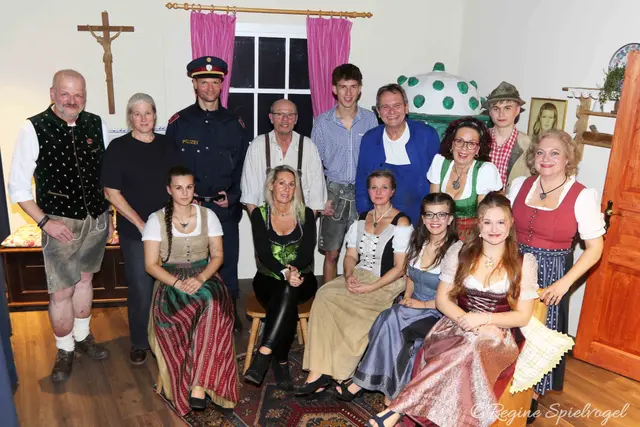 Das Wientalensemble unter Regisseur Erich Baumgartner lud am 7. November zur Premiere des Stückes " Brautschau im Irrenhaus" in den Stadtsaal Pressbaum. 