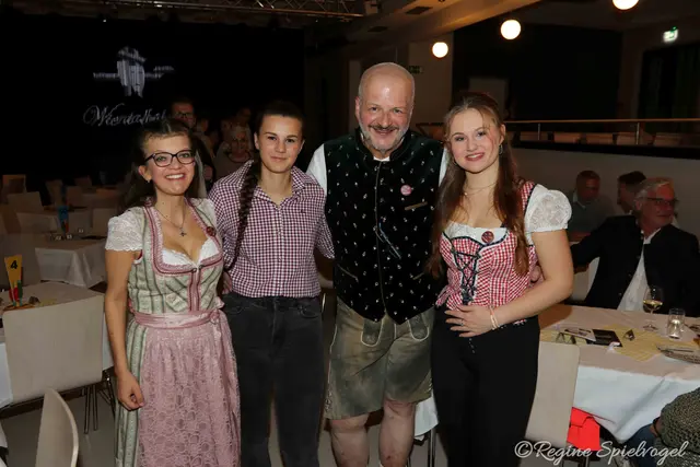 Nachwuchs für die Wientalbühne: Patricia Donner, Sophie Hoyer und  Melanie Edelbacher mit Regisseur Erich Baumgartner.