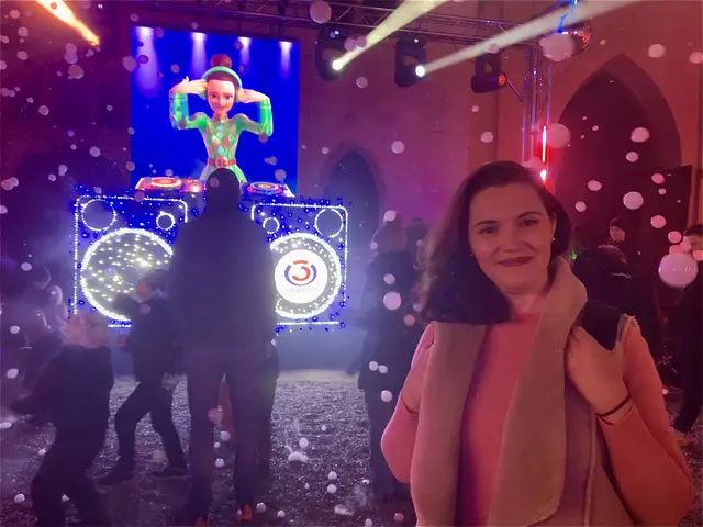 Künstlerin Nadezda Kuzina mit der von ihr geschaffenen "Fee" im Hintergrund. Vorbild war eine reale Tänzerin, die mit KI zur Kunstfigur verwandelt wurde.