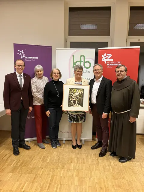 Sabine Liesner (Dritte von li) vom Tagungshaus, Wörgl, war sehr gerne der Einladung zu dieser Vernissage in Kufstein gefolgt und sichtlich beeindruckt von den ausgestellten Exponaten.