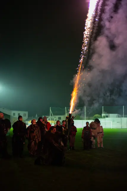 Feuer und das erste Lied für ein verstorbenes, geschätztes,  Mitglied. | Foto: Santrucek