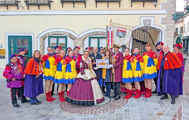 Narrenwecken am 11.11. in Mödling: Der Förderungsverein besuchte Stadtchefin Silvia Drechsler und Vizebürgermeister Rainer Praschak. | Foto: Stadtgemeinde Mödling/cb
