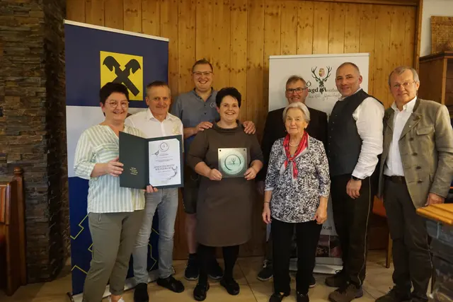 Familie Schmid vom Gasthaus Hanslau konnte sich ebenfalls über die begehrte Plakette freuen.  | Foto: Jägerschaft Schärding