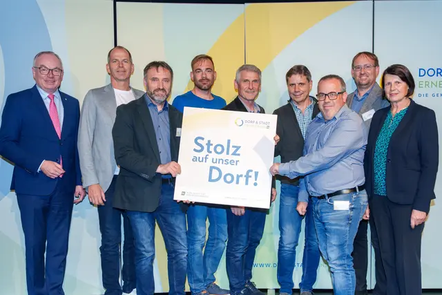 Stephan Pernkopf, Vizebürgermeister Michael Waxmann, Johannes Gahr, Thomas Eder, Wolfgang Riener, Herbert Quass, Thomas Zechmeister, Gerald Meißl und Landesobfrau Maria Forstner. | Foto: Josef Bollweil