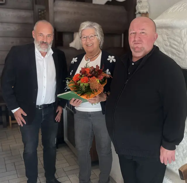 75. Geburtstag in St. Anton an der Jeßnitz: Jubilarin Christine Dellekart (M.) mit ihren Gratulanten Manfred Zellhofer und Marian Lewicki | Foto: Gemeinde St. Anton an der Jeßnitz