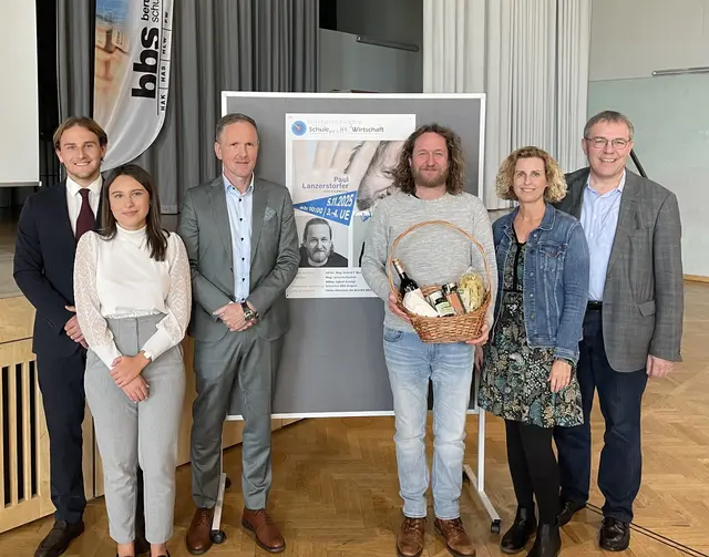 Egbert Schlögl (3.v.l.), Paul Lanzerstorfer (3.v.r.), Johanna Kastner (2.v.r.) und Roland Berlinger (r.), Direktor der BBS Rohrbach. | Foto: zVg