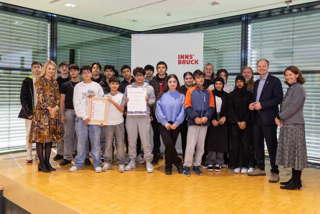 Über den ersten Preis durfte sich die Mittelschule Hötting für ihr Projekt „Experimente“ freuen.

  | Foto: IKM/D. Jäger