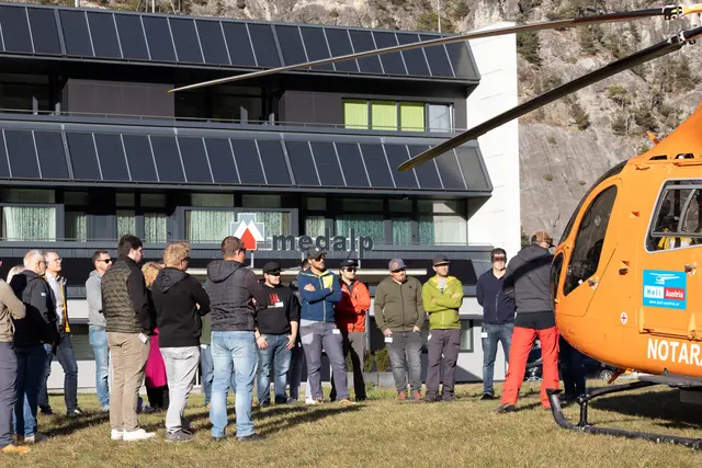 Beim Gipfeltreffen 2025 in Mils diskutierten rund 110 Expertinnen und Experten aus Rettung, Medizin, Tourismus und Seilbahnwirtschaft über Sicherheit und Qualität in der alpinen Rettungskette. | Foto: PPW Marketing GmbH