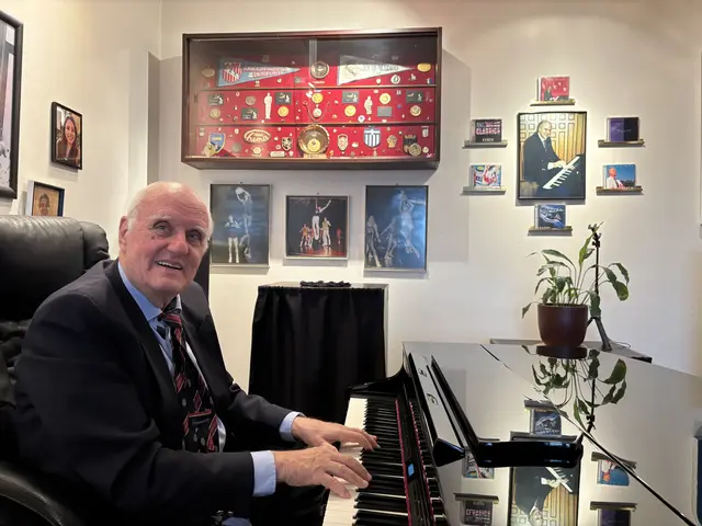 Kamen Iltschev am Klavier - Bilder, Medaillen und Wimpel im Hintergrund erinnern an die einstige Basketball-Karriere. | Foto: MeinBezirk Perg/Köck