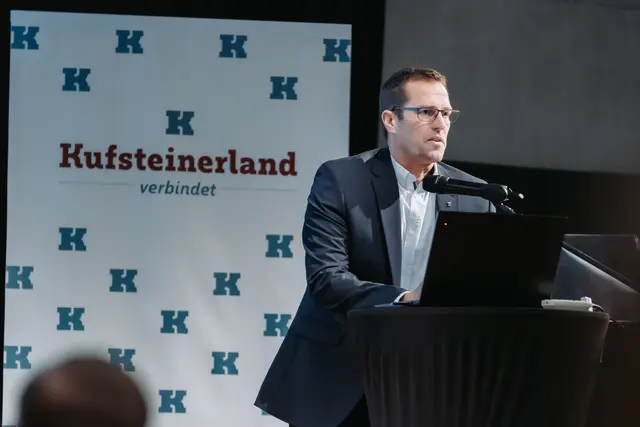 Georg Egger berichtete über Aktivitäten und Maßnahmen im Themenbereich Nachhaltigkeit. | Foto: © TVB Kufsteinerland / Thorben Jureczko