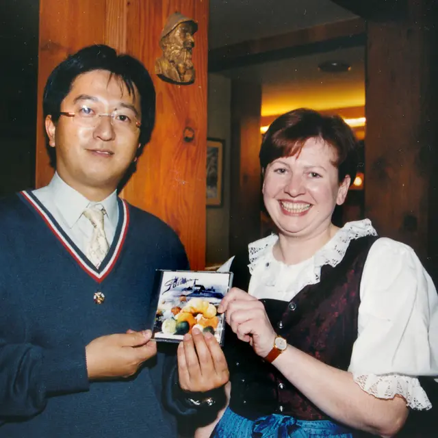 Erinnerungsfotos aus 25 Jahren gemeinsamer Geschichte:  Detsuya Maruyama und Elisabeth Honsig | Foto: Herbert Schleich