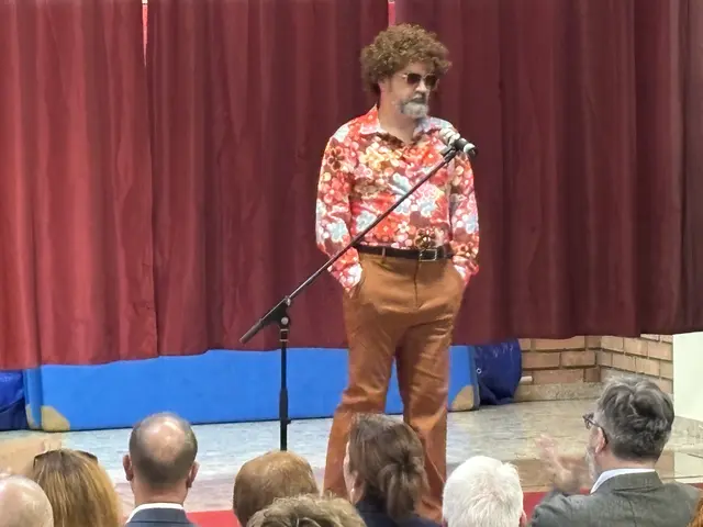 Schülerinnen und Schüler, wie auch die Lehrenden führten mit einer amüsant dargebotenen Zeitreise durch die Geschichte der Schule. | Foto: MeinBezirk/Christian Zechner