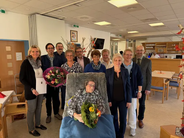 Jubilarin Karoline Parutschka mit ihren Gratulanten. | Foto: PBZ Schrems