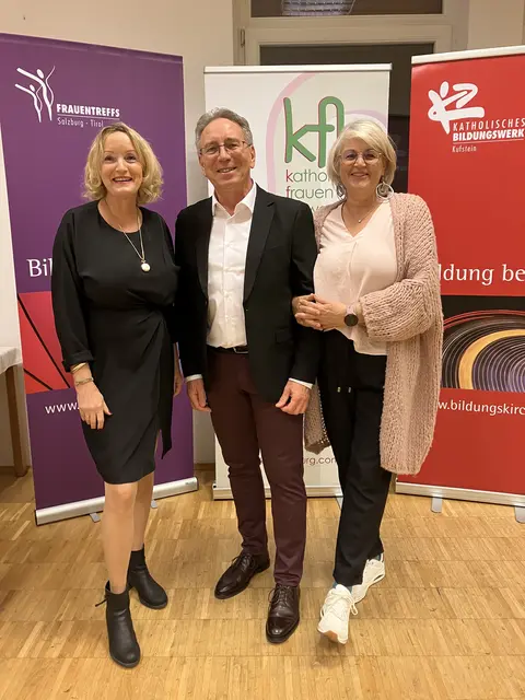 Martin (Mitte) und Andrea Krumschnabel (re) schätzen das vielfältige Kulturangebot der Festungsstadt und sind gerne zu Gast bei dieser nicht alltäglichen Vernissage in der Pfarre Kufstein-Sparchen. Maria Theresia Ledóchowska Leben und Lebenswerk beeindruckte sie sehr, ebenso die gezeigten, ausgewählten Bilder dieser Pionierin der Missionsfotografie. Die Ordensfrau ist für sie eine bedeutende Persönlichkeit, deren Werk und Engagement für Freiheit und gegen Sklaverei auch uns Menschen von heute noch inspirieren sollte.