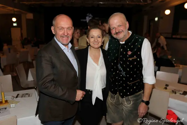 Regisseur Erich Baumgartner freute sich über den Besuch von Wolfgang Gratschmaier und  Renée Schüttengruber.