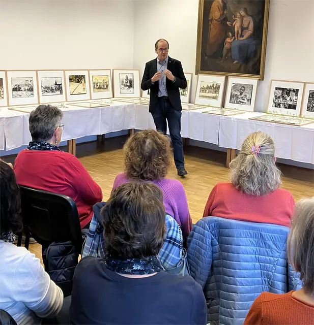 „Jedes einzelne Bild ist ein Kunstwerk und alle tragen die Botschaft, die damalige Missionsarbeit im Lichte des Evangeliums darzustellen“, betonte der Theologe und Philosoph Dr. Andreas G. Weiß bei seinem Impulsvortag beim Frauentreff Kufstein-Sparchen - zwei Tage nach der Vernissage!