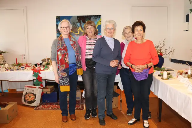 Das Team des Pfarrbazars im Pfarrsaal Neu-Rum freut sich über den großen Andrang. | Foto: Kendlbacher