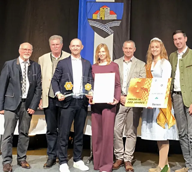 Manuel und Silvia Reitbauer (3. und 4.v.l.) Freitagabend in Wieselburg bei der Prämierung zum österreichischen Imker des Jahres. | Foto: Fam. Reitbauer