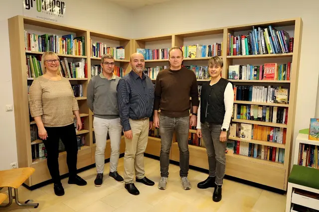 Helfer und Helferinnen sowie beteiligte Firmen mit Bürgermeister, Familienausschussobfrau und Monika Fuchs (links) als Ansprechperson des Bücherteams. | Foto: Gemeinde St. Roman