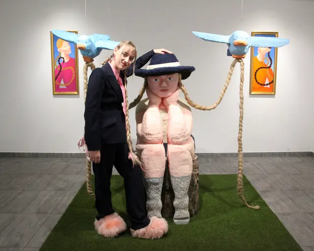 Neben ihren Bildern zeigt die Künstlerin mit "Luftschlösser bau´n" auch eine Skulptur. Der Titel verweist, so wie auch weitere, auf die musikalischen Einflüsse, die Thöni in ihre Arbeiten einbezieht. 