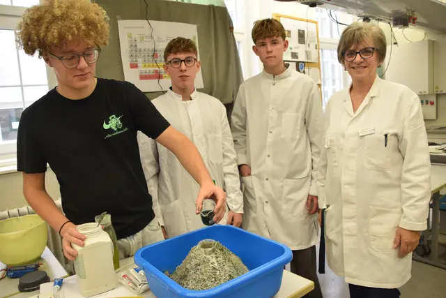 Im naturwissenschaftlichen Zweig wurde ein Vulkan zum Ausbruch gebracht.  | Foto: Stefan Schneider