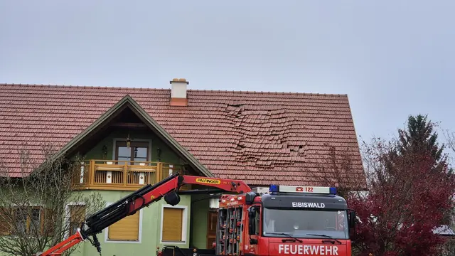 Die Explosion hatte deutliche Beschädigungen im Bereich des Daches und des südseitigen Giebels zur Folge.  | Foto: FF Hörmsdorf