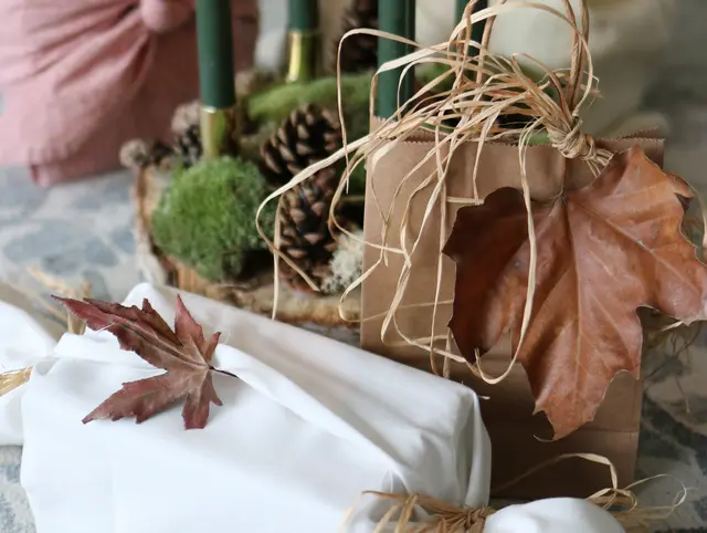 Beim Verpacken auf Naturmaterialien setzen. Das verleiht den Packerln einen edlen, natürlichen Look. | Foto: Umwelt Profis Braunau