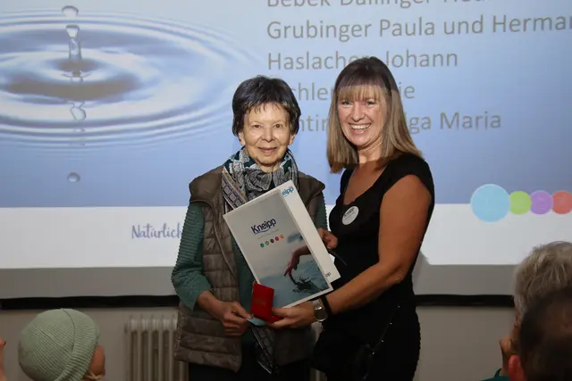 Gerti Höller gratulierte der Geehrten Waltraud Dokulil.