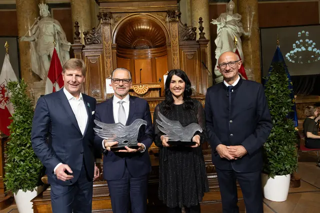 Club Tirol-Präsident Julian Hadschieff, Tiroler des Jahres 2025 Josef Aschbacher (ESA Generaldirektor), Tirolerin des Jahres 2025 Stephanie Venier (Super G-Weltmeisterin) mit Landeshauptmann Anton Mattle  | Foto: Club Tirol / Ulrike Wieser