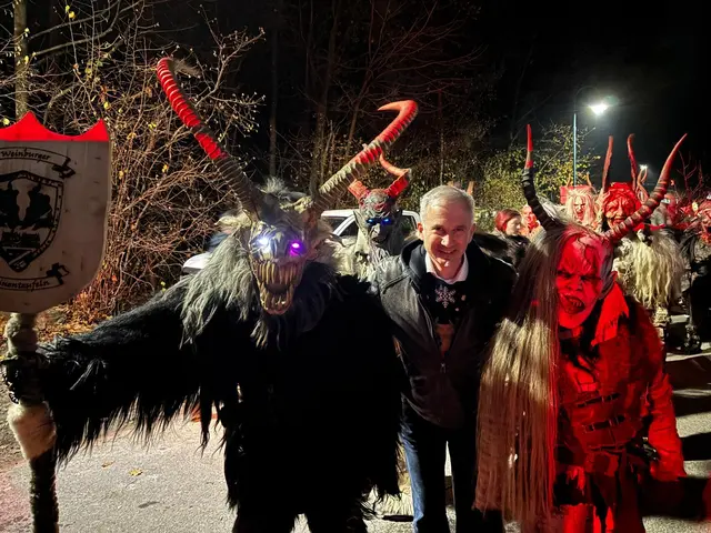 Krampuslauf Weinburg: Der Bürgermeister mitten unter den Ruinenreufeln. | Foto: zVg Cornelia Strobl