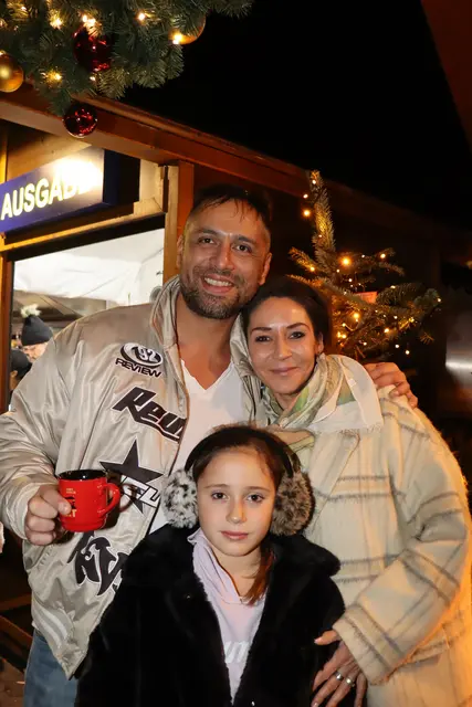 Mario, Evelin und Emma genossen die festliche Stimmung am Christkindlmarkt Marktplatz. | Foto: Kendlbacher