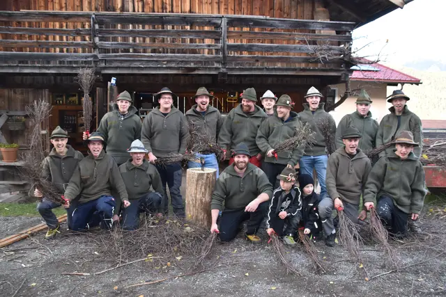 Beim Ruten binden (hi. v.l.): Adrian Fritz, Florian Pellin, David Bauer, Andreas Jordan, Marius Schneebauer, Dominic Schuchter, Simon Schuchter, Niko Perkhofer, Tobias Lechner; 
(vorne v.l.): Anton Gstrein, Raphael Tusch, Gabriel Mader, Florian Auer, Luca Feistmantel, Jakob Brenner, Noah Prantl, Raphael Witsch.