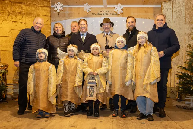 Helmut Platzer (Vorstandsvorsitzender Tourismusverband Region Wels), Jörg Wanik und Florian Fritsch (Welser Christkind GmbH), Bürgermeister Andreas Rabl (FPÖ), Josef Hofer (Welser Christkind GmbH), Wirtschaftsstadtrat Martin Oberndorfer (ÖVP), Peter Jungreithmair, MBA (Geschäftsführer Wels Marketing &amp; Touristik GmbH) und die Helfer des Christkinds. | Foto: Wels Marketing & Touristik GmbH