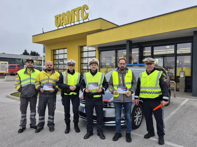 Mit der Licht-Aktion "Flugzettel statt Strafzettel" wollen ÖAMTC und Polizei Autofahrerinnen und -fahrer direkt ansprechen und für das Thema Sichtbarkeit sensibilisieren. | Foto: ÖAMTC