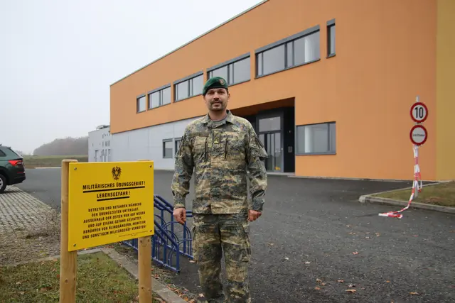 Das frühere Fabriksgebäude wird in Zukunft zur Stationierung der neuen Pandur-Panzer genutzt, erklärt Bataillonskommandant-Stellvertreter Philipp Krobath. | Foto: Martin Wurglits