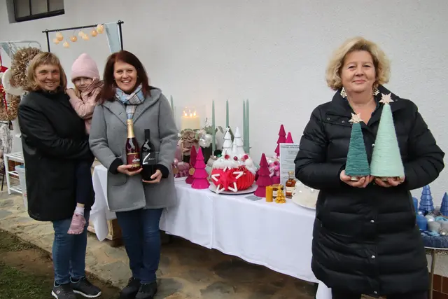 Kreativ weihnachtet es auf dem Adventmarkt von Ulrike Sattler-Pitzl (rechts) noch am Freitag, dem 21. November, und am Samstag, dem 22. November. | Foto: Martin Wurglits
