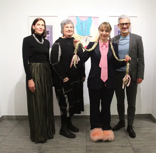 Eine gelungene Vernissage für Verantwortliche, Künstlerin und Sponsorenvertreter. v.l.n.r.: Kathrin Deisenberger, Kulturbüro, Barbara Hauser, Kulturreferentin, Melanie Thöni, Künstlerin, Jörg Gamroth, Leiter Marketing Raiffeisenbank Oberland-Reutte.