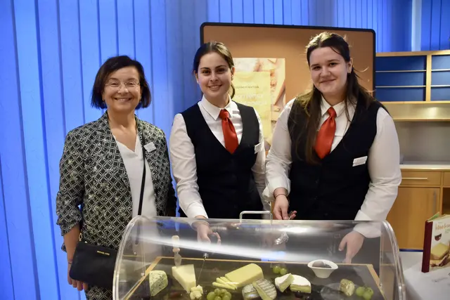 Direktorin der Höhere Schulen Edith Straussberger freute sich über viele Besucherinnen und Besucher beim Tag der offenen Tür der höheren Lehranstalt.  | Foto: Stefan Schneider
