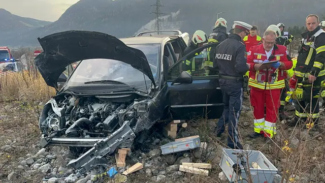 Der verunfallte Pkw kam nach der Kollision mit einem Betonsockel im Kreisverkehr Wörgl-Nord zum Stillstand – der Lenker wurde schwer verletzt ins BKH Kufstein gebracht | Foto: zoom.tirol