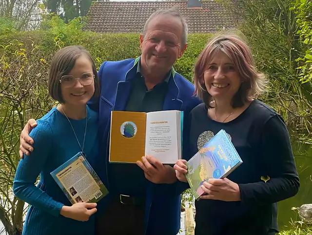 Von links: Grafikerin Katrin Huemer, Qi-Gong Lehrer Franz Wagenleitner und Autorin Anita Buchriegler freuen sich über das gelungene Familienbuch. | Foto: BACOPA Verlag 