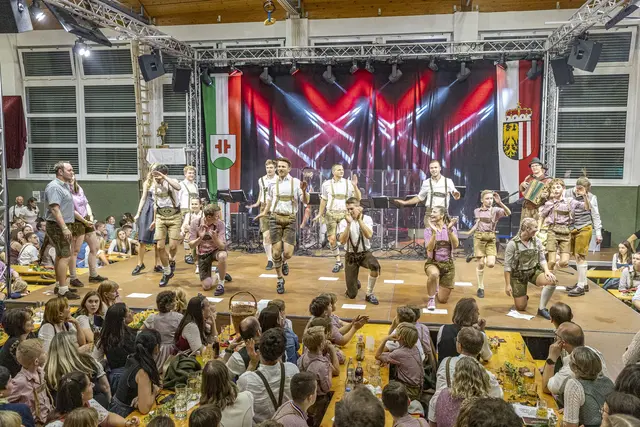 Mit einem Durchhaltevermögen von neun Minuten holten die "Krenglbacher Gaudiplattler" mit Christoph Wagner den ersten Platz im Ausdauerplatteln. | Foto: Tino Andrea Fraccaroli