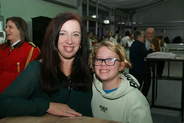 Carina Simandl mit ihrer Tochter bei Gans und Blasmusik. | Foto: Anna Maria Kaufmann